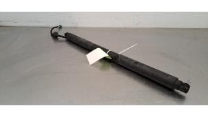 Gebruikte Kofferdekseldemper rechts-achter Peugeot 308 SW (F4/FC/FN/FR) e-308 54 kWh Prijs € 163,35 Inclusief btw aangeboden door Autohandel Didier