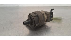 Gebruikte Extra waterpomp Peugeot 408 1.6 16V HYbrid 180 Prijs € 54,45 Inclusief btw aangeboden door Autohandel Didier