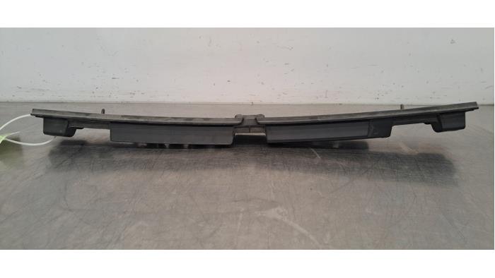 Support pare-chocs arrière centre Opel Vivaro