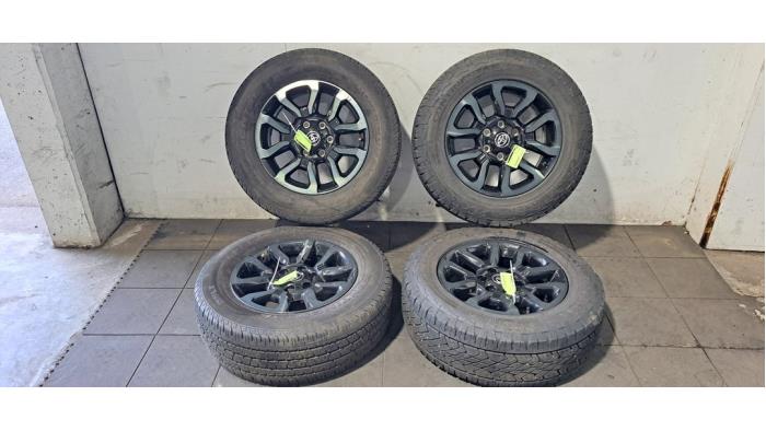 Kit jantes + pneumatiques Toyota Hilux