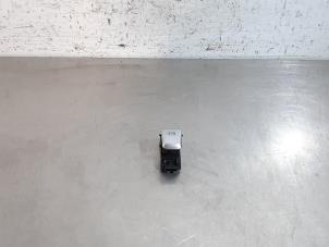 Gebruikte Handrem schakelaar Mercedes C (W205) C-160 1.6 16V Prijs € 18,15 Inclusief btw aangeboden door Autohandel Didier