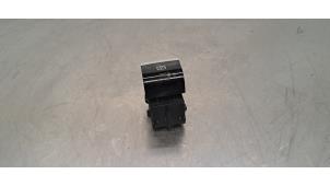 Gebruikte Handrem schakelaar Jeep Compass II (MP) 1.3 T4 130 16V Prijs € 36,30 Inclusief btw aangeboden door Autohandel Didier