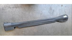 Gebruikte Afdeklijst dorpel links Jeep Compass II (MP) 1.3 T4 130 16V Prijs € 96,80 Inclusief btw aangeboden door Autohandel Didier