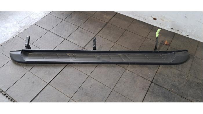 Marchepied gauche Toyota Hilux