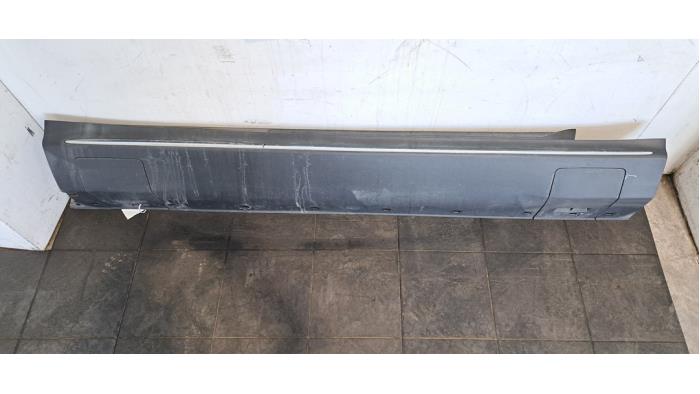 Marche-pied (list de couverture) droite Mercedes EQC