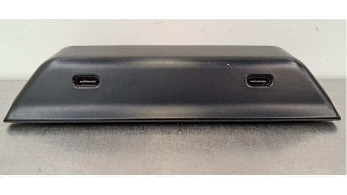 Zlacze AUX/USB Tesla Model 3