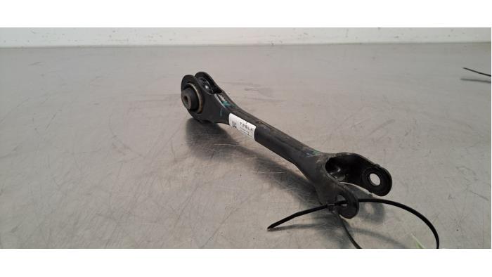 Brazo portante derecha detrás Tesla Model 3