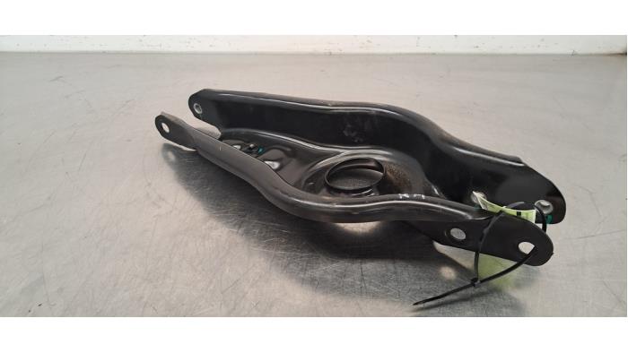 Brazo portante derecha detrás Tesla Model 3