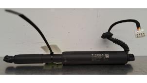 Gebruikte Kofferdekseldemper rechts-achter Tesla Model 3 Standard RWD Plus, Long Range RWD Prijs € 199,65 Inclusief btw aangeboden door Autohandel Didier