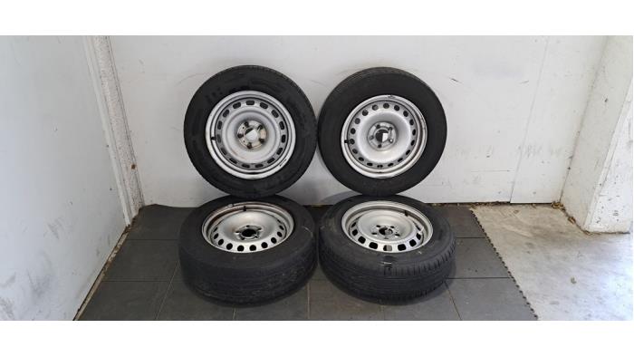 Velgen set + banden Opel Combo