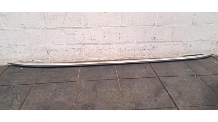 Dakrail links Volkswagen Golf