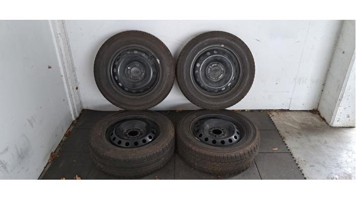 Velgen set + banden Renault Trafic