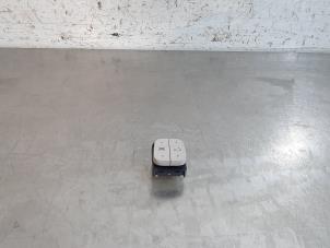 Gebruikte Schuifdak schakelaar Citroen C5 Aircross I (A4/AC/AJ/AR) 1.2 e-THP PureTech 130 Prijs € 18,15 Inclusief btw aangeboden door Autohandel Didier