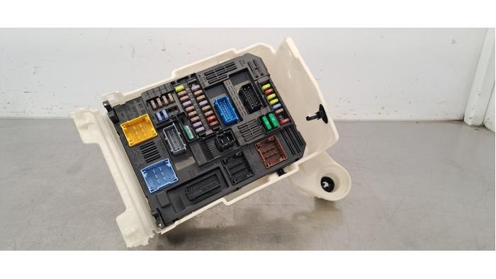 Boîte à fusibles Peugeot 2008