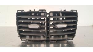 Gebruikte Luchtrooster Dashboard DS Automobiles DS 7 Crossback 1.6 16V E-Tense 4x4 Prijs € 48,40 Inclusief btw aangeboden door Autohandel Didier