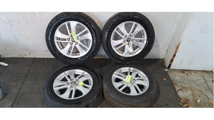 Juego de llantas y neumáticos Toyota Yaris