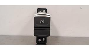 Gebruikte Schakelaar handrem Renault Arkana (RJLL) 1.3 TCe 140 16V Prijs € 54,45 Inclusief btw aangeboden door Autohandel Didier