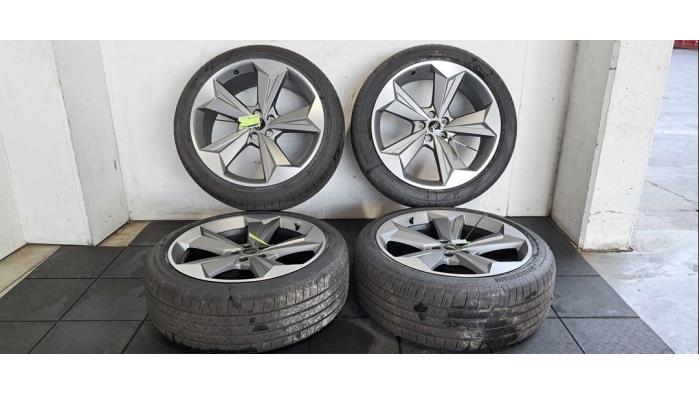 Velgen set + banden Audi Q4