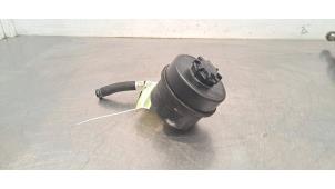 Gebruikte Servo Oliereservoir Iveco New Daily VI 3.0 Natural Power 35C/S14, 40/50/65/70C14 Prijs € 36,30 Inclusief btw aangeboden door Autohandel Didier