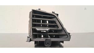 Gebruikte Luchtrooster Dashboard Audi Q4 (F4B) 45 e-tron quattro 77 kWh Prijs € 30,25 Inclusief btw aangeboden door Autohandel Didier