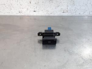 Gebruikte Handrem schakelaar Citroen Grand C4 Spacetourer (3A) 1.2 12V PureTech 130 Prijs € 42,35 Inclusief btw aangeboden door Autohandel Didier