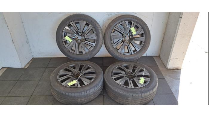 Felgen Set + Reifen Peugeot 2008