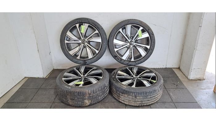 Felgen Set + Reifen Volvo XC40