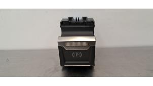 Gebruikte Handrem schakelaar Peugeot 3008 II (M4/MC/MJ/MR) 1.5 BlueHDi 130 Prijs € 30,25 Inclusief btw aangeboden door Autohandel Didier