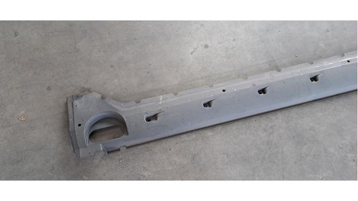 Marche-pied (list de couverture) droite Audi E-Tron