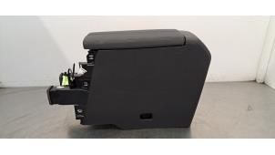 Gebruikte Armleuning Peugeot 308 (F3/FB/FH/FM/FP) e-308 54 kWh Prijs € 133,10 Inclusief btw aangeboden door Autohandel Didier