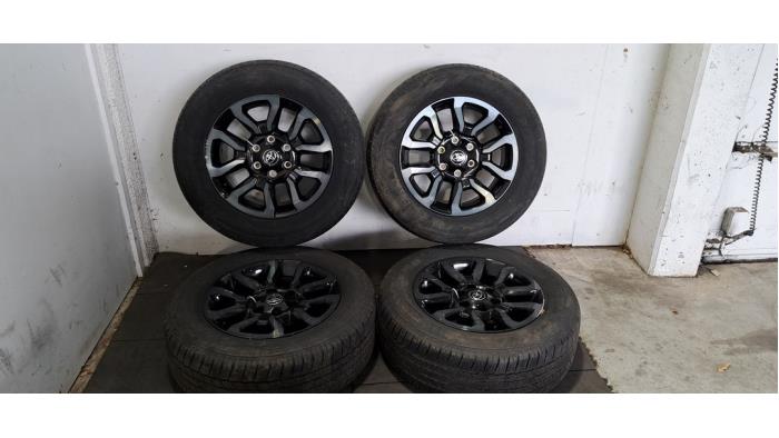 Felgen Set + Reifen Toyota Hilux