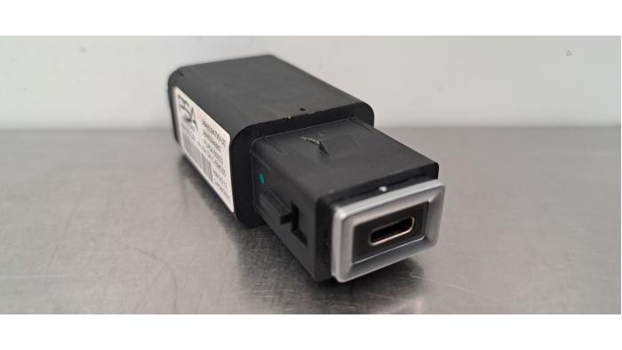 USB stekker Peugeot 2008
