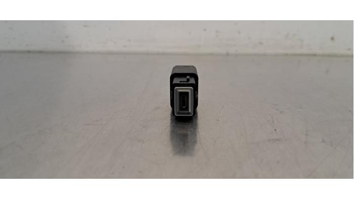 USB stekker Peugeot 208