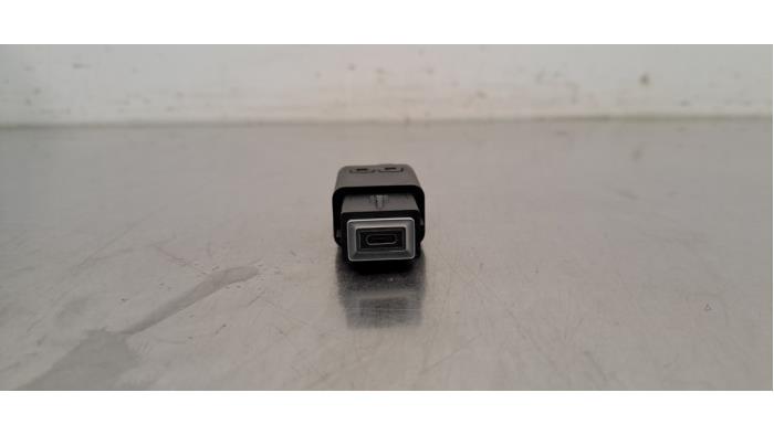 USB stekker Peugeot 208