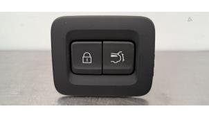 Gebruikte Schakelaar achterklep Mazda CX-60 (KH) 3.3 e-SkyActiv-D MHEV Prijs € 24,20 Inclusief btw aangeboden door Autohandel Didier