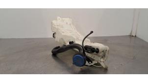 Gebruikte Ruitensproeiertank voor Volvo XC60 II (UZ) 2.0 T5 16V AWD Prijs € 48,40 Inclusief btw aangeboden door Autohandel Didier