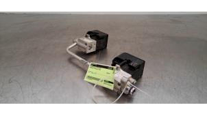 Gebruikte Kleppenblok hydraulisch Porsche Taycan Sport Turismo (Y1C) 79 kWh Prijs € 133,10 Inclusief btw aangeboden door Autohandel Didier