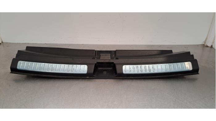 Couverture capteur serrure arrière Mercedes EQC