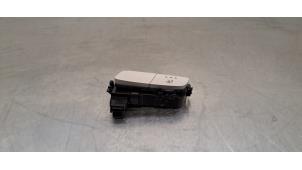 Gebruikte Schakelaar Stoelverwarming Mercedes EQC (N293) 400 4-Matic Prijs € 24,20 Inclusief btw aangeboden door Autohandel Didier