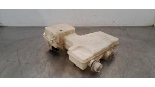 Gebruikte Ruitensproeiertank voor Renault Trafic (1FL/2FL/3FL/4FL) 1.6 dCi 125 Twin Turbo Prijs € 48,40 Inclusief btw aangeboden door Autohandel Didier