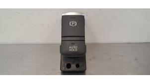 Gebruikte Schakelaar handrem Nissan Juke (F16) 1.0 DIG-T 117 12V Prijs € 42,35 Inclusief btw aangeboden door Autohandel Didier