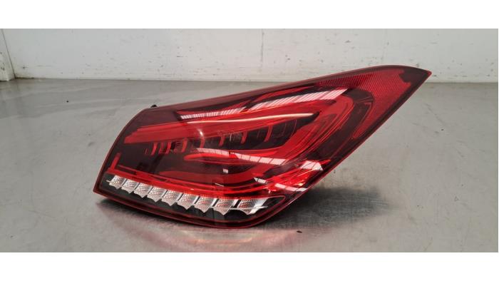 Oikea takavalo Mercedes CLA