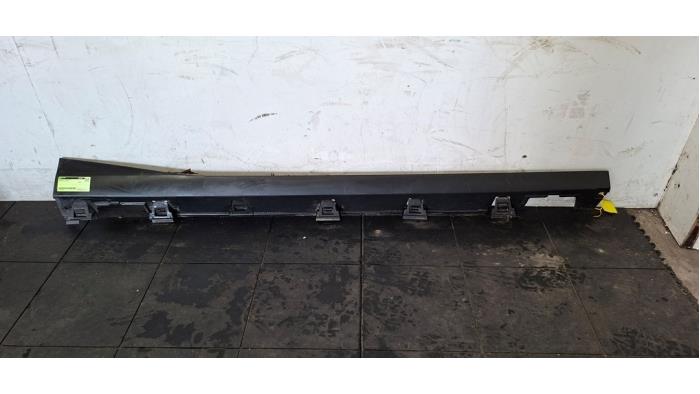 Marche-pied (list de couverture) droite Citroen C3 Marche-pied (list de couverture) droite Citroen C3