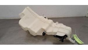 Gebruikte Ruitensproeiertank voor Volvo XC60 II (UZ) 2.0 T5 16V Prijs € 48,40 Inclusief btw aangeboden door Autohandel Didier
