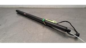 Gebruikte Kofferdekseldemper rechts-achter Peugeot 3008 III e-3008 Prijs € 199,65 Inclusief btw aangeboden door Autohandel Didier