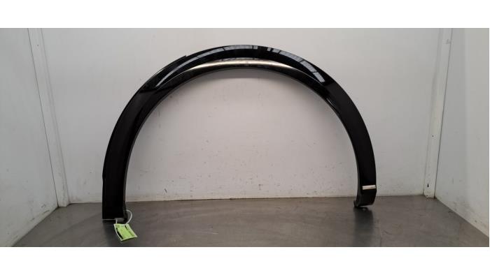 Wielrand achter Peugeot 3008
