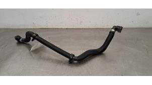 Gebruikte Koelwaterslang Peugeot 3008 III e-3008 Prijs € 36,30 Inclusief btw aangeboden door Autohandel Didier