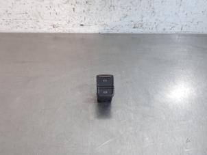 Gebruikte Schakelaar handrem Skoda Octavia Combi (NXAC) iV 1.4 TSI 16V Prijs € 24,20 Inclusief btw aangeboden door Autohandel Didier