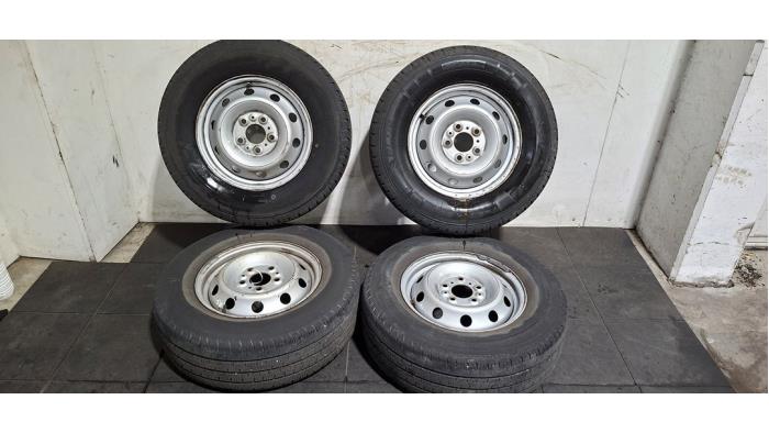 Velgen set + winterbanden Peugeot Boxer Velgen set + winterbanden Peugeot Boxer