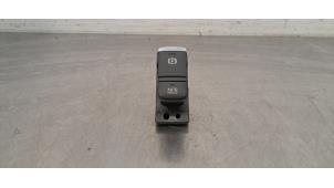 Gebruikte Handrem schakelaar Nissan Qashqai (J12) 1.3 DIG-T MHEV 16V Prijs € 42,35 Inclusief btw aangeboden door Autohandel Didier